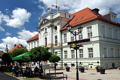 Gmach Urzędu Miejskiego w Kowarach - fasada budynku od ulicy 1-go Maja